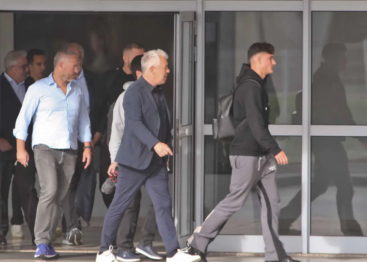 Deniz Gul na chegada à cidade do Porto, acompanhado por Jorge Costa