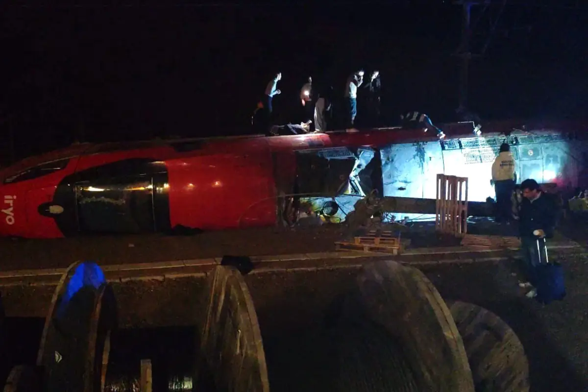 Um dos comboios envolvidos no acidente tombou