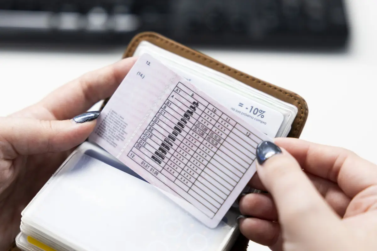 Imagem de contexto do artigo Há 219 estrangeiros por dia a trocar a carta de condução