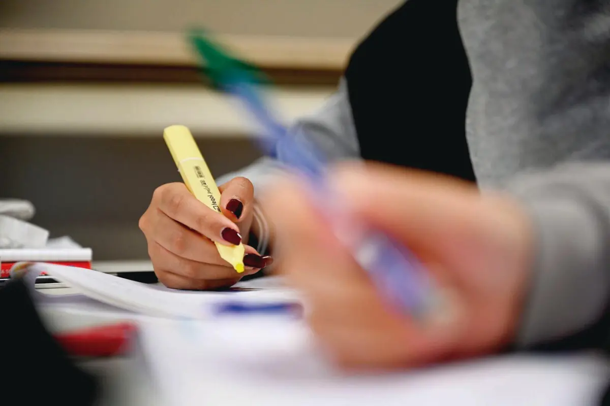 Imagem de contexto do artigo Cortar nos verbos, brasileirismos e estrangeirismos. Onde vai parar o português?