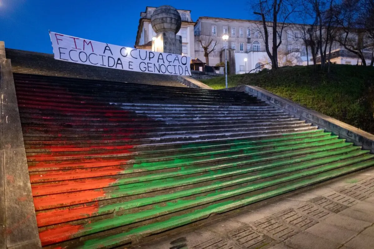Imagem de contexto do artigo Ativistas pintam bandeira da Palestina nas Escadas Monumentais de Coimbra