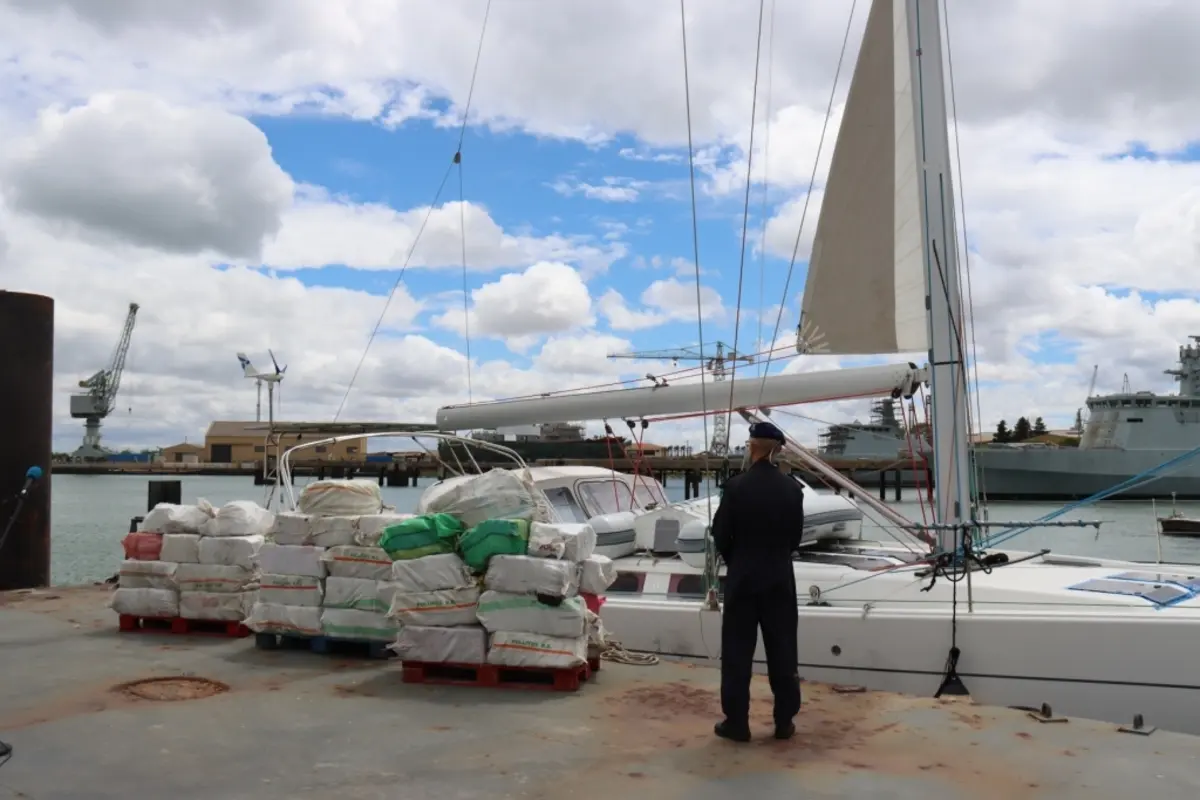 Na base da apreensão do veleiro esteve um processo-crime em que dois arguidos, um italiano e um venezuelano, acabaram condenados a oito e nove anos e seis meses de prisão