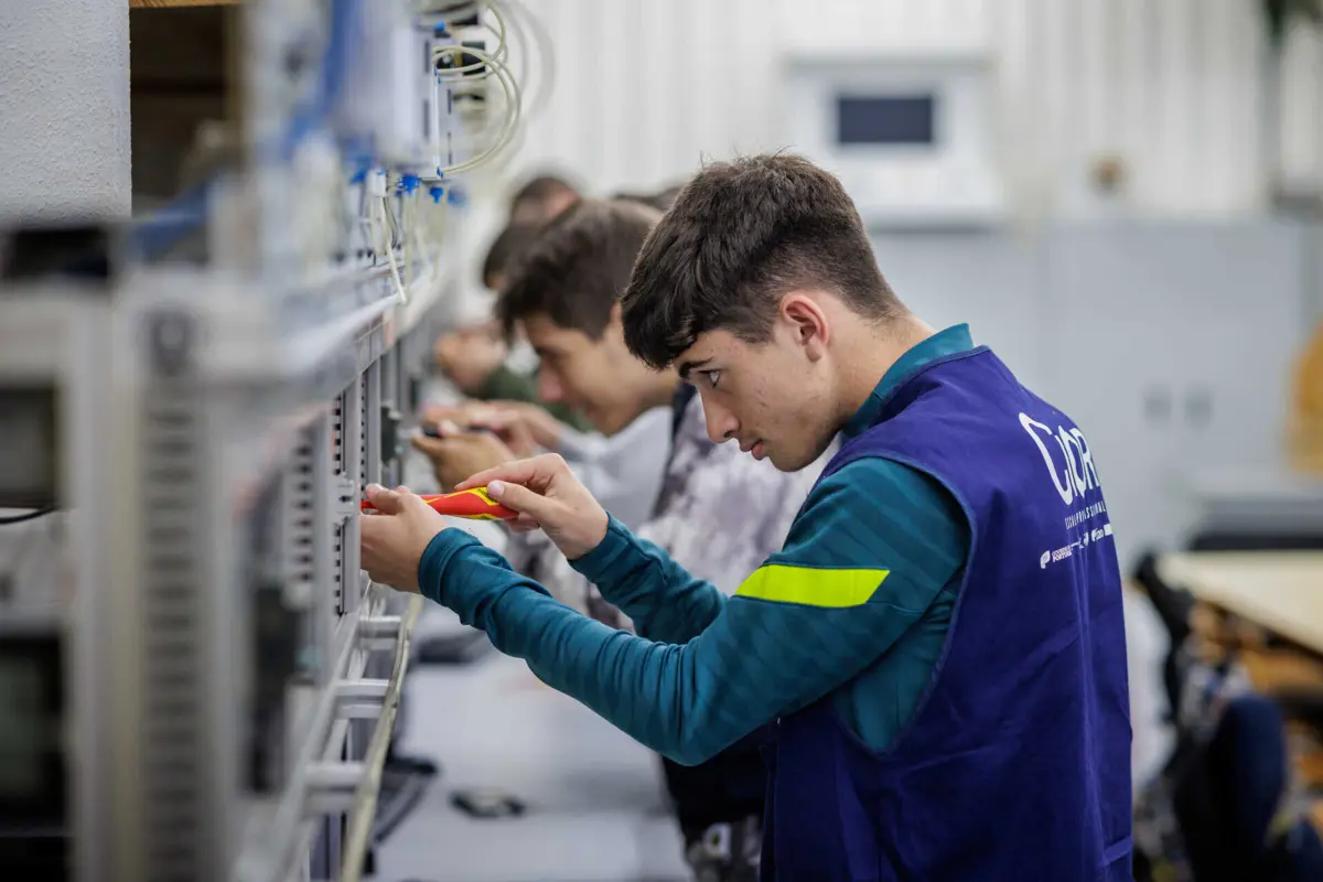 Imagem de contexto do artigo Diretores de escolas receiam perder verbas do PRR para centros tecnológicos