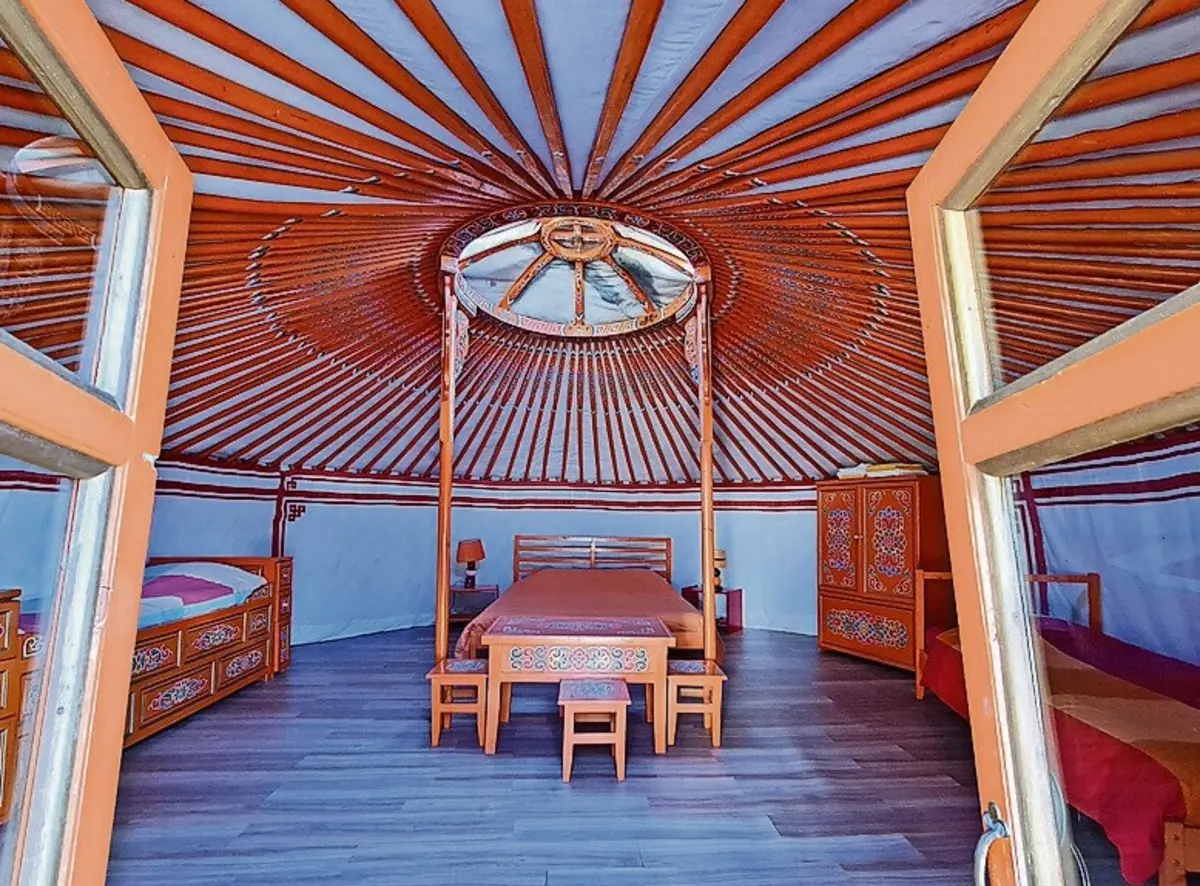 O interior de um dos quatro yurts do Nomad Planet
