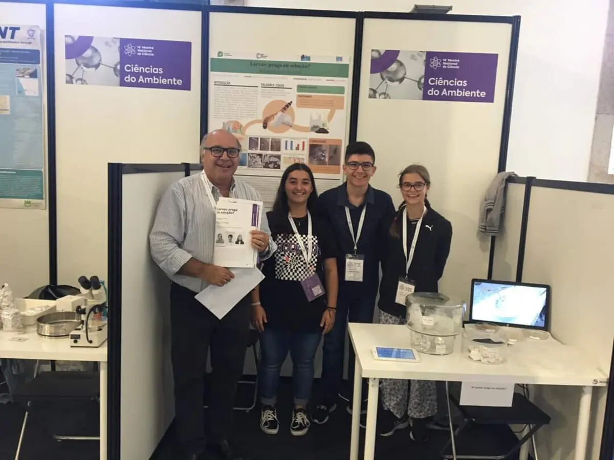 Da esquerda para a direita: José Matos (presidente do júri da Mostra Nacional de Ciência), Lara Pereira, André Silva e Carolina Leite