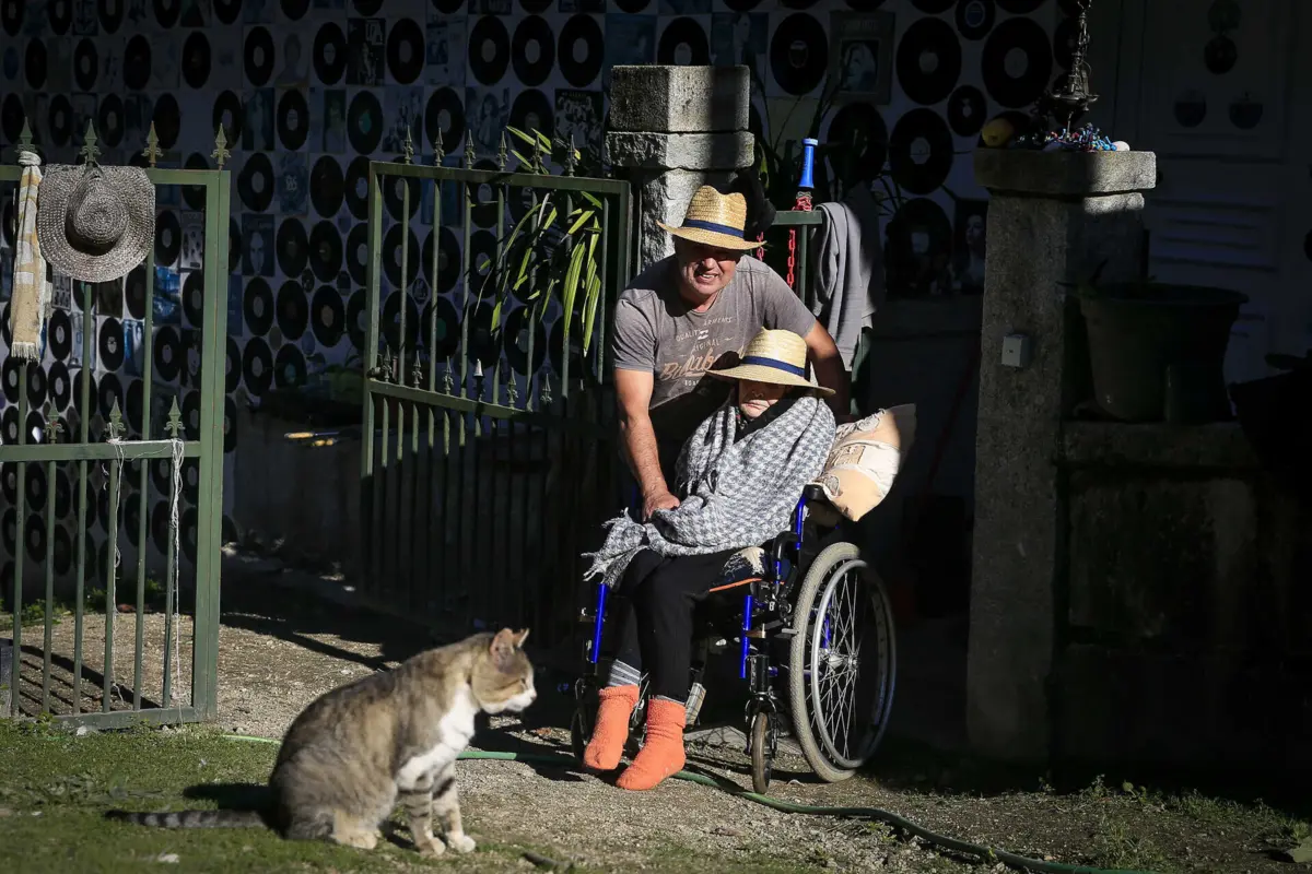 Delfim Dias, de 60 anos, é cuidador informal da mãe há 13 anos