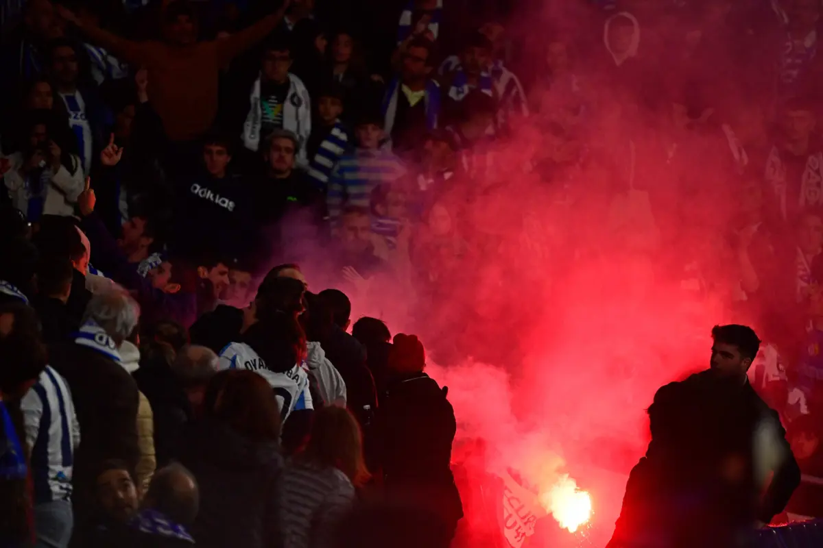 Adeptos do Benfica arremessaram tochas para uma zona em que estava fãs da Real Sociedad
