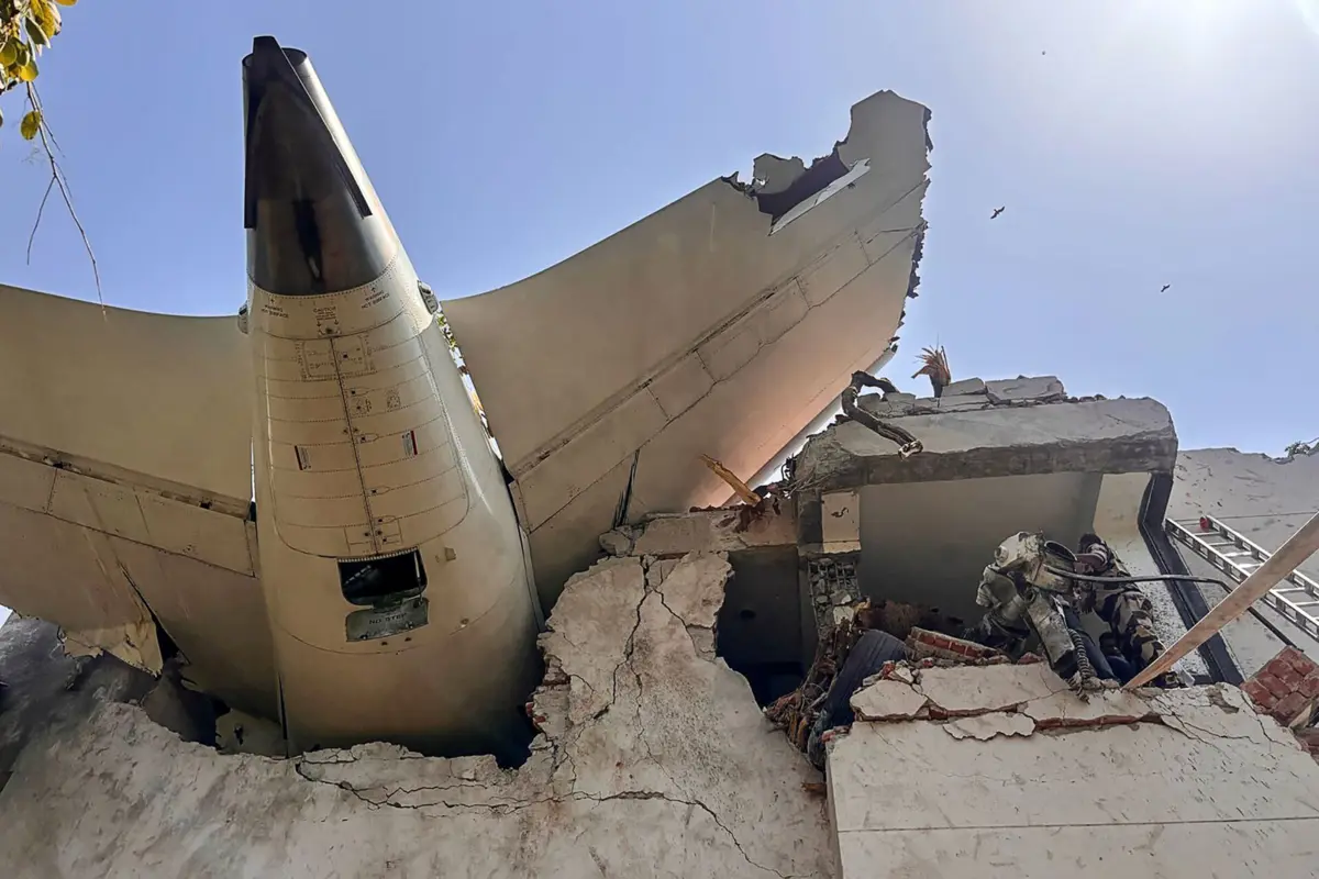 O acidente envolveu um Boeing 787 Dreamliner com destino a Londres, que perdeu potência pouco depois da descolagem em Ahmedabad e se despenhou, provocando a morte de 241 das 242 pessoas a bordo, além de 19 vítimas em terra