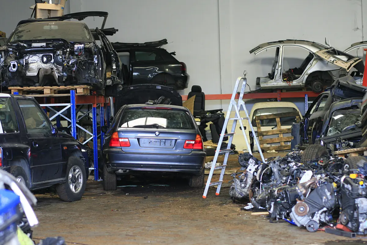 Muitas das viaturas na posse do grupo eram desmanteladas para serem vendidas às peças