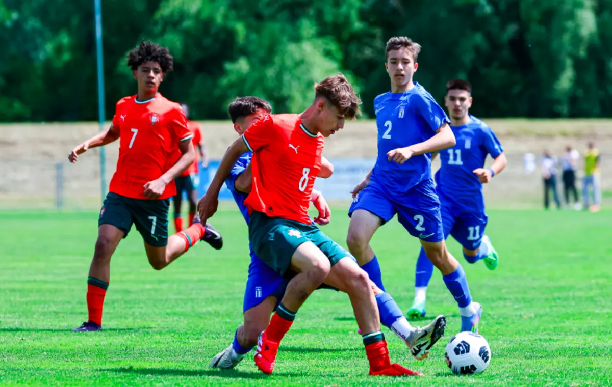 Cristianinho, em segundo plano, foi titular pela primeira vez por Portugal