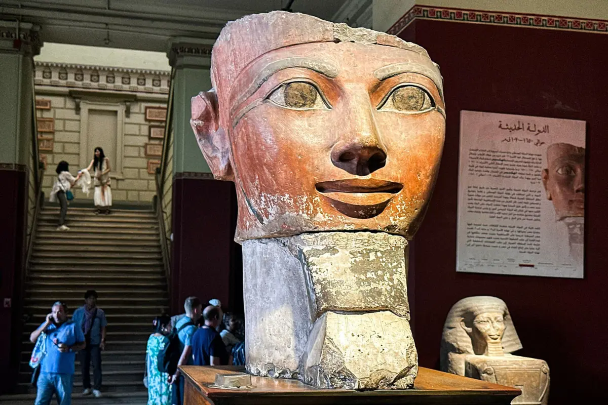 Hatshepsut exerceu como regente do enteado, o príncipe herdeiro, mas conseguiu consolidar o poder por direito próprio e tornou-se rainha-faraó
