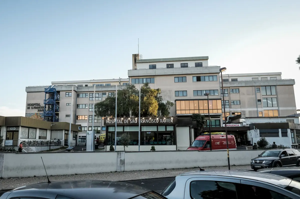 Jovem está internado em estado grave no Hospital São Francisco Xavier