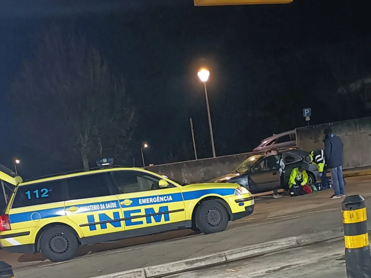 Equipa do INEM, instalada no hospital, a cerca de 30 metros da urgência, assistiu a criança