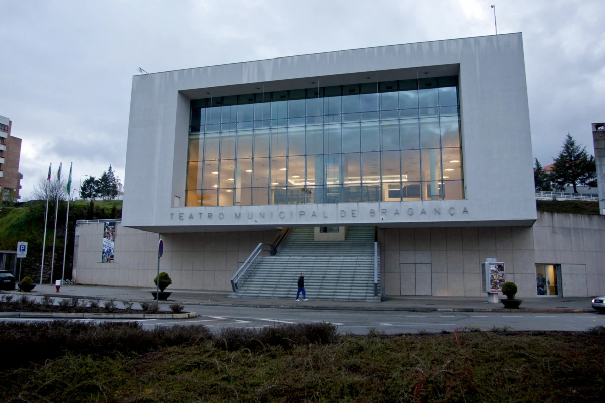 Quase 30 espetáculos vão passar pelo teatro bragantino nos próximos três meses