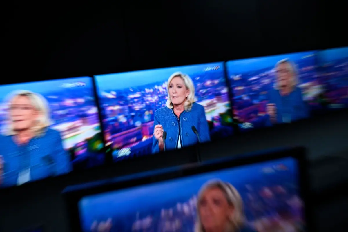 Le Pen, líder do grupo parlamentar da União Nacional (RN, na sigla em francês), foi hoje condenada pelo Tribunal de Paris a quatro anos de prisão, dois dos quais não suspensos e sujeitos a um sistema de vigilância e