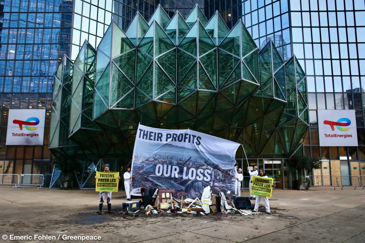Esta ação teve como objetivo sublinhar a "responsabilidade das indústrias fósseis no aquecimento global"