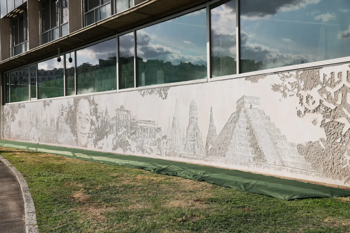 No mural criado pelo artista português, o rosto de Ellen Wilkinson aparece rodeado por 11 monumentos classificados como património da UNESCO