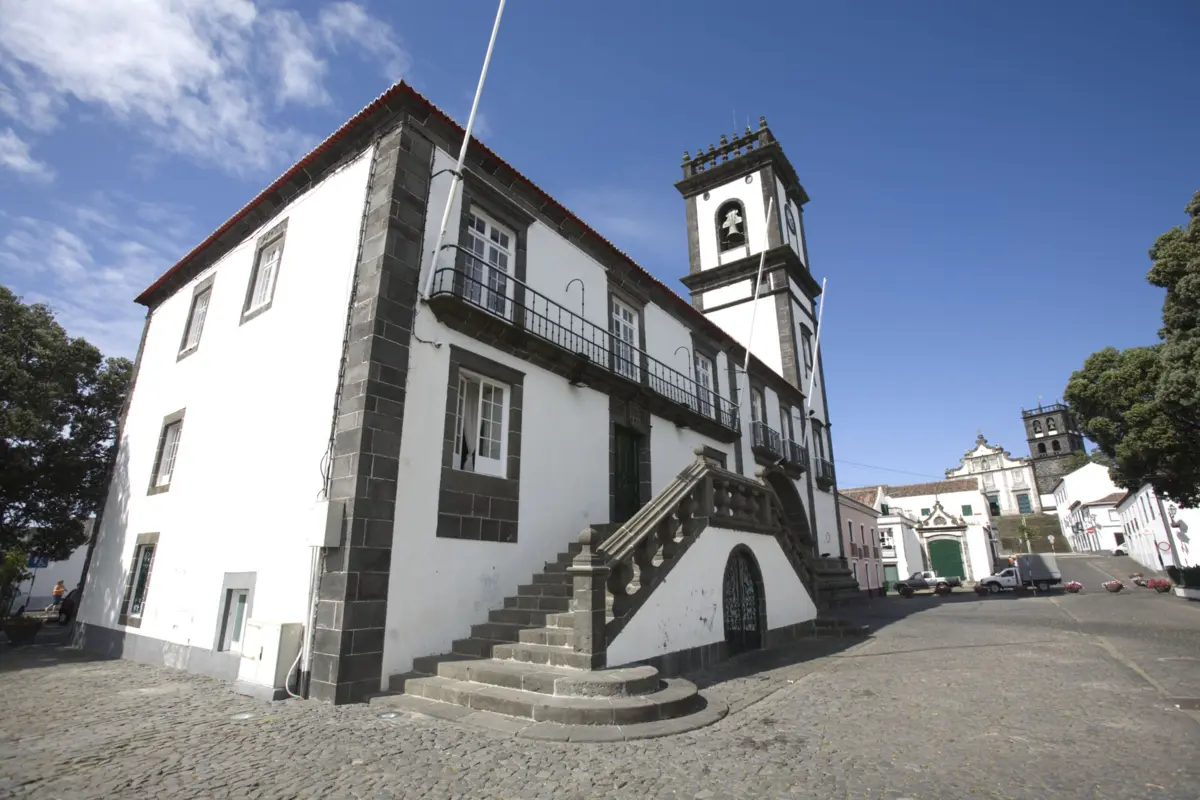 O autarca vai a julgamento acusado de crimes de abuso de poder, peculato e corrupção passiva