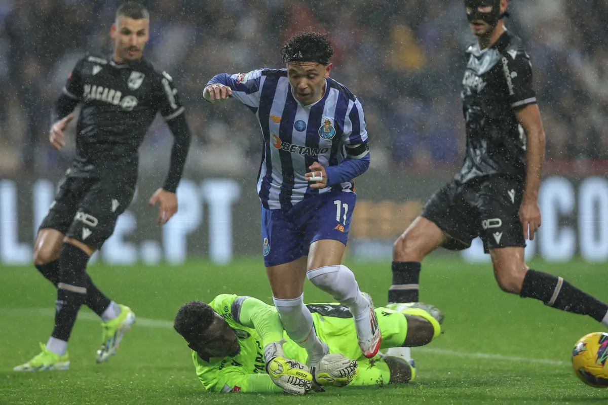 Pepê cai na área vitoriana num lance com o guarda-redes Bruno Varela