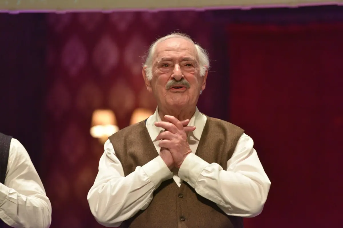 Ruy de Carvalho mostra sinais claros de recuperação, mantém-se sereno e atento, enquanto permanece internado por precaução