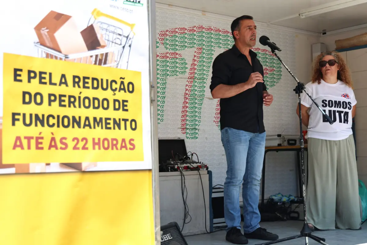 Mais de uma centena de trabalhadores do comércio juntaram-se, esta quinta-feira, frente à Assembleia da República