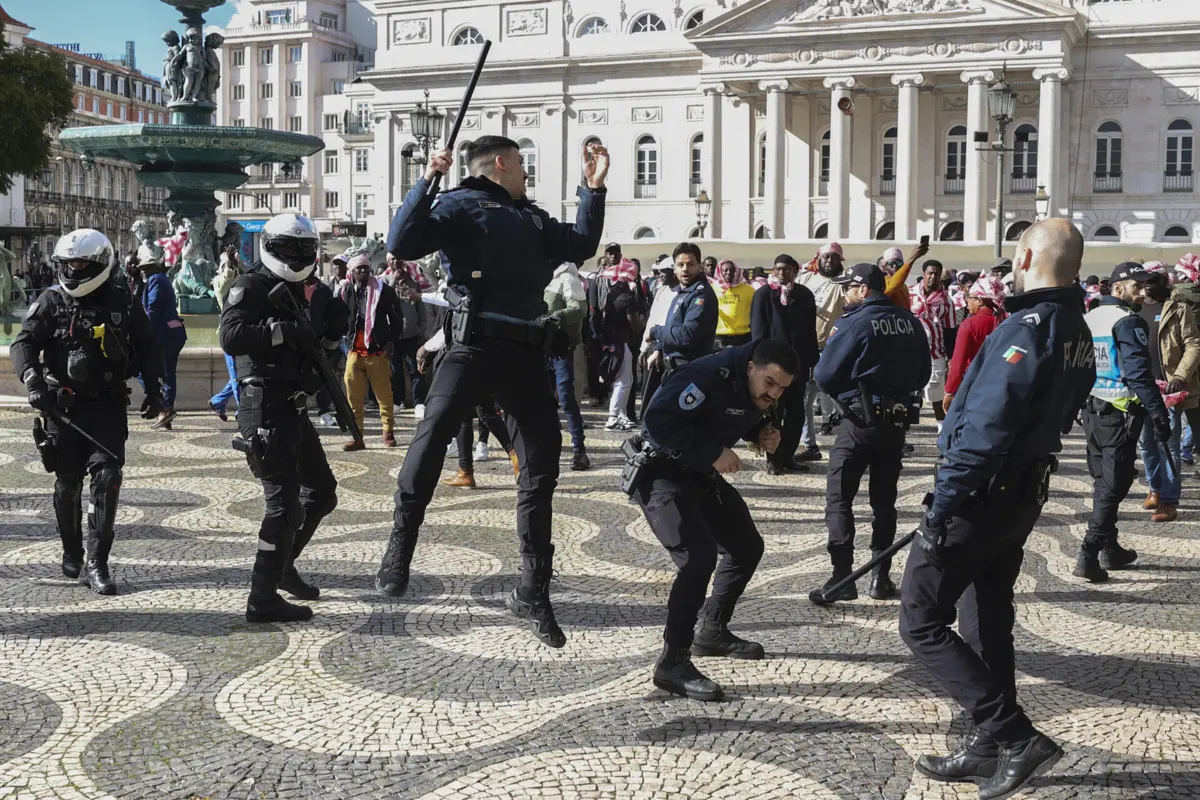 Os confrontos tiveram início por volta das 15 horas e, de acordo com a PSP, não há registo de feridos ou detidos