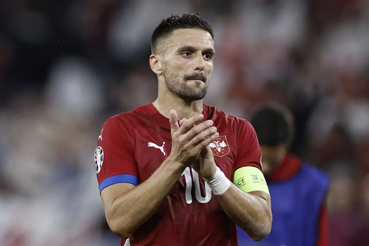 Dusan Tadic no final do desafio com os ingleses