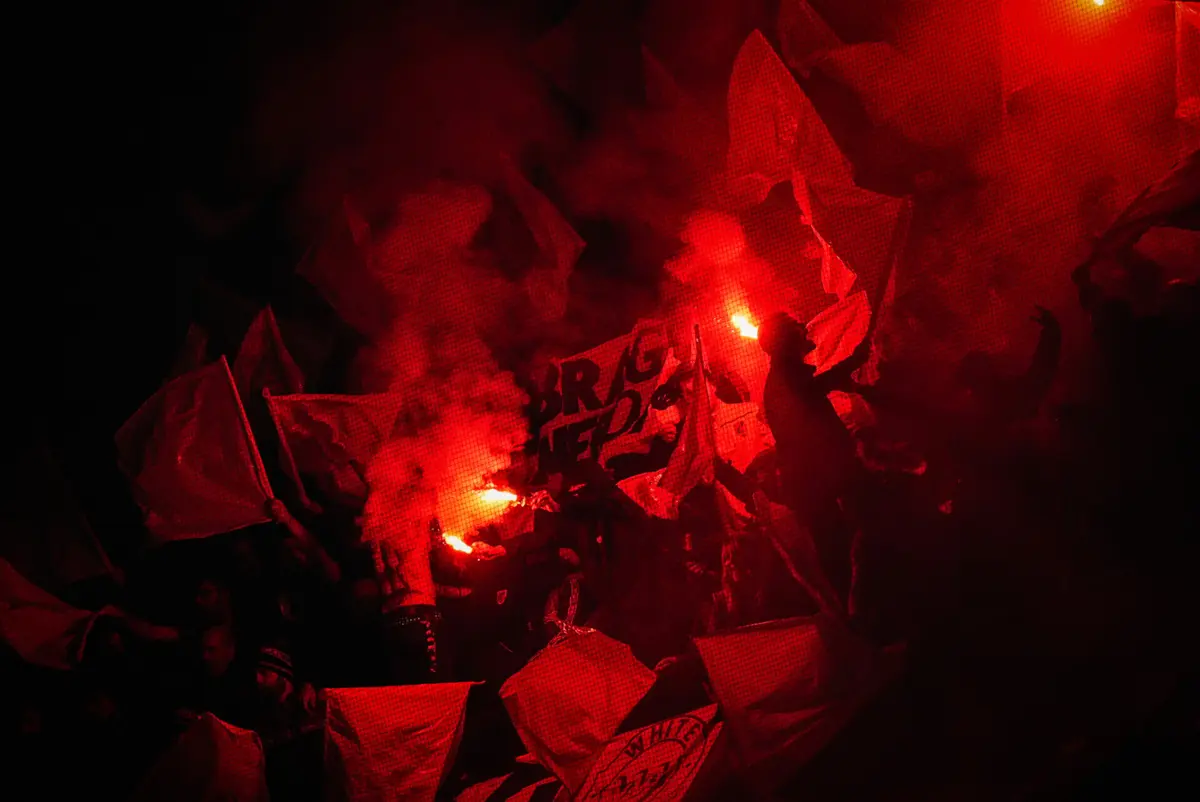 Grupos organizados de adeptos usam petardos e outros artefactos como forma de se “mostrarem”