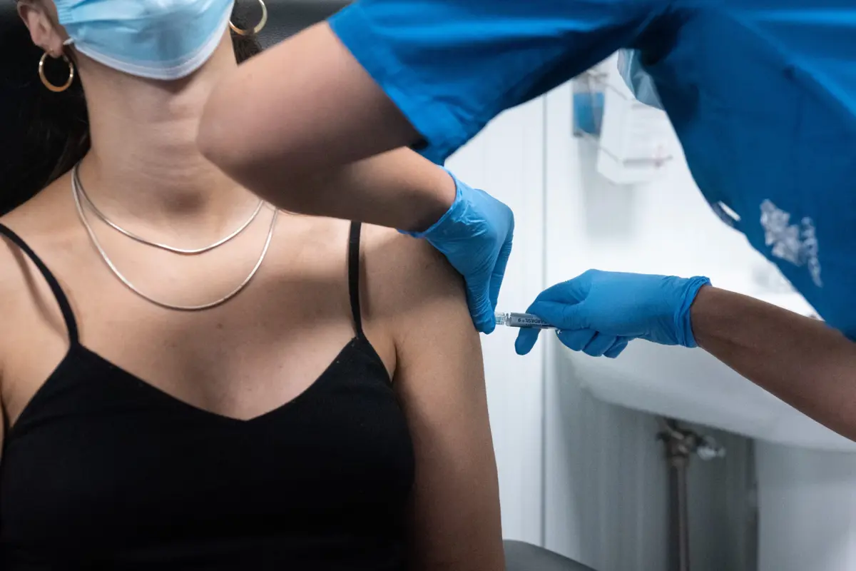 Desde 2008 que a vacina é gratuita para raparigas, tendo sido alargada aos rapazes em 2020