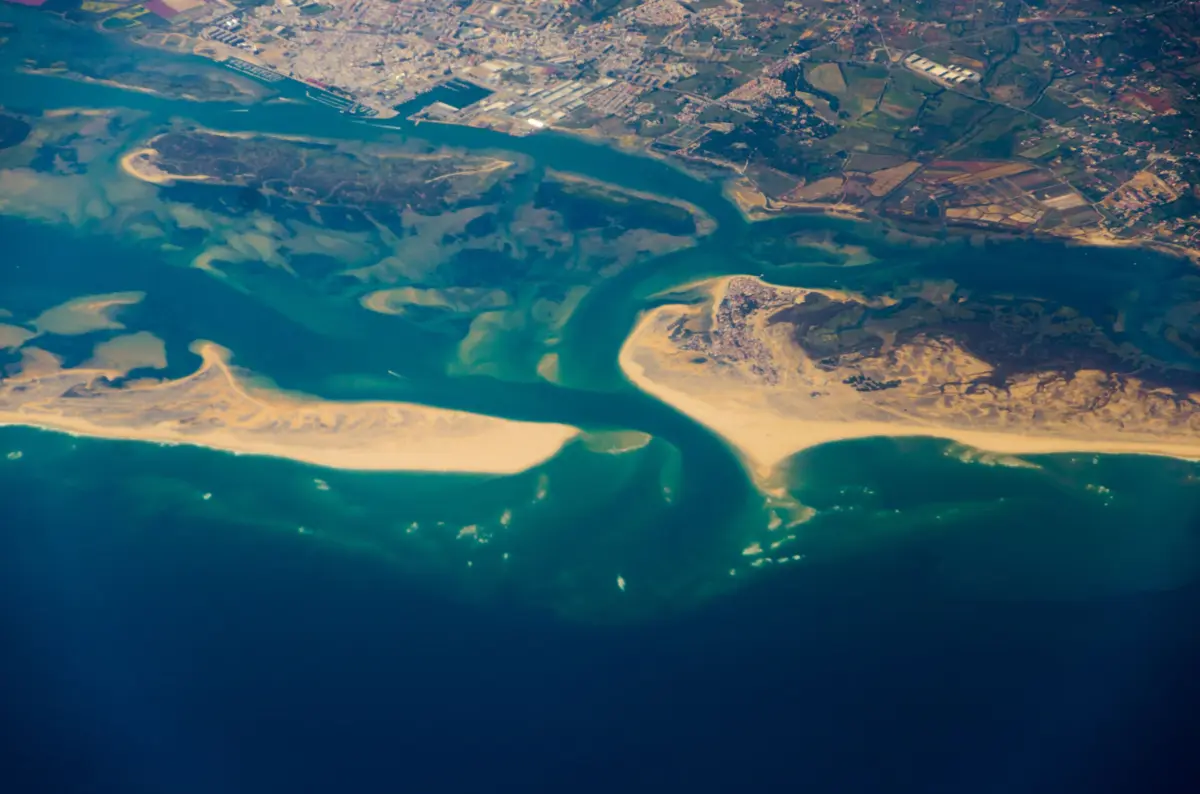 Os suspeitos que se encontravam a bordo fugiram ao aperceberem-se da presença da embarcação da guarda.