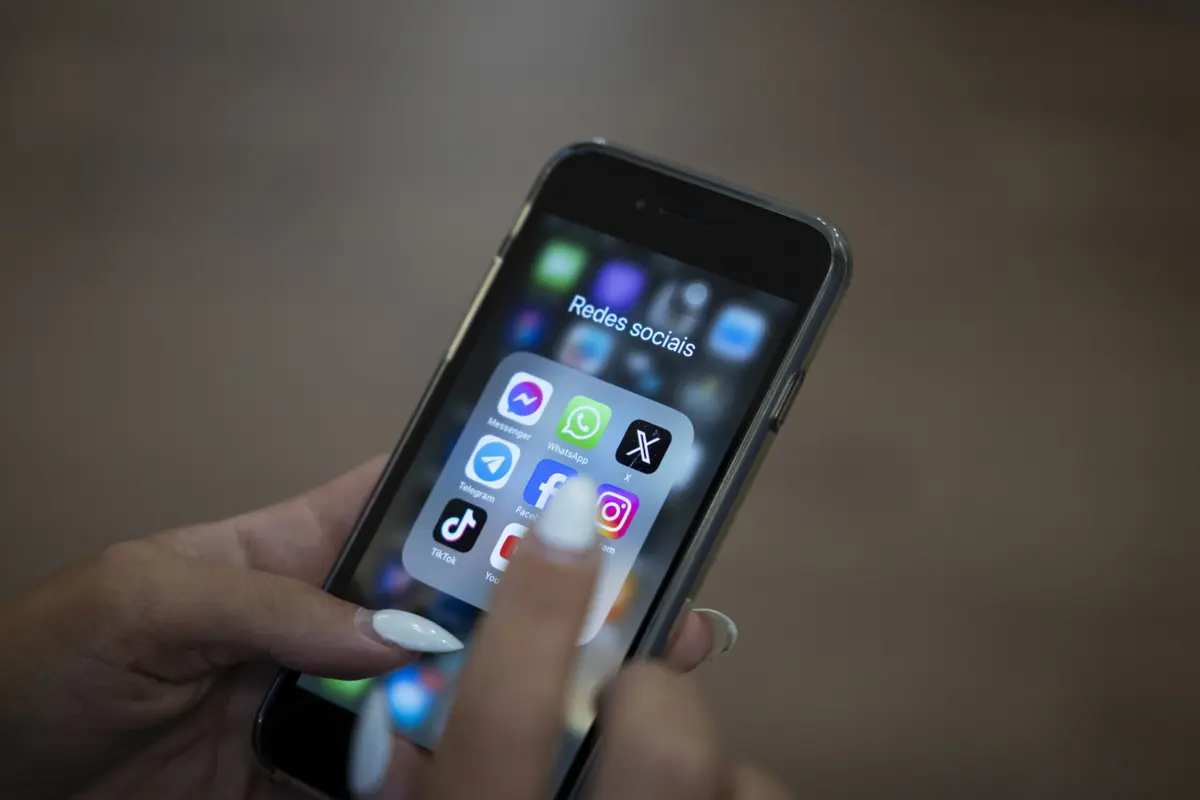 "Pais e jovens devem estar atentos a este duplo significado dos emojis, pois podem estar perante uma situação de aliciamento sexual", alerta a PSP