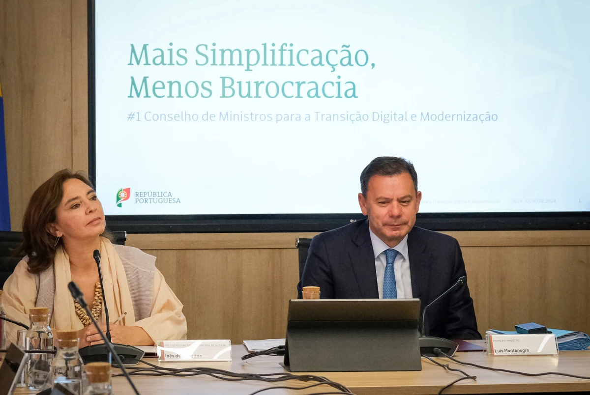 Primeiro-ministro, Luís Montenegro, ladeado pela presidente da Câmara de Almada, Inês Medeiros, durante a reunião do Conselho de Ministros realizada naquele concelho