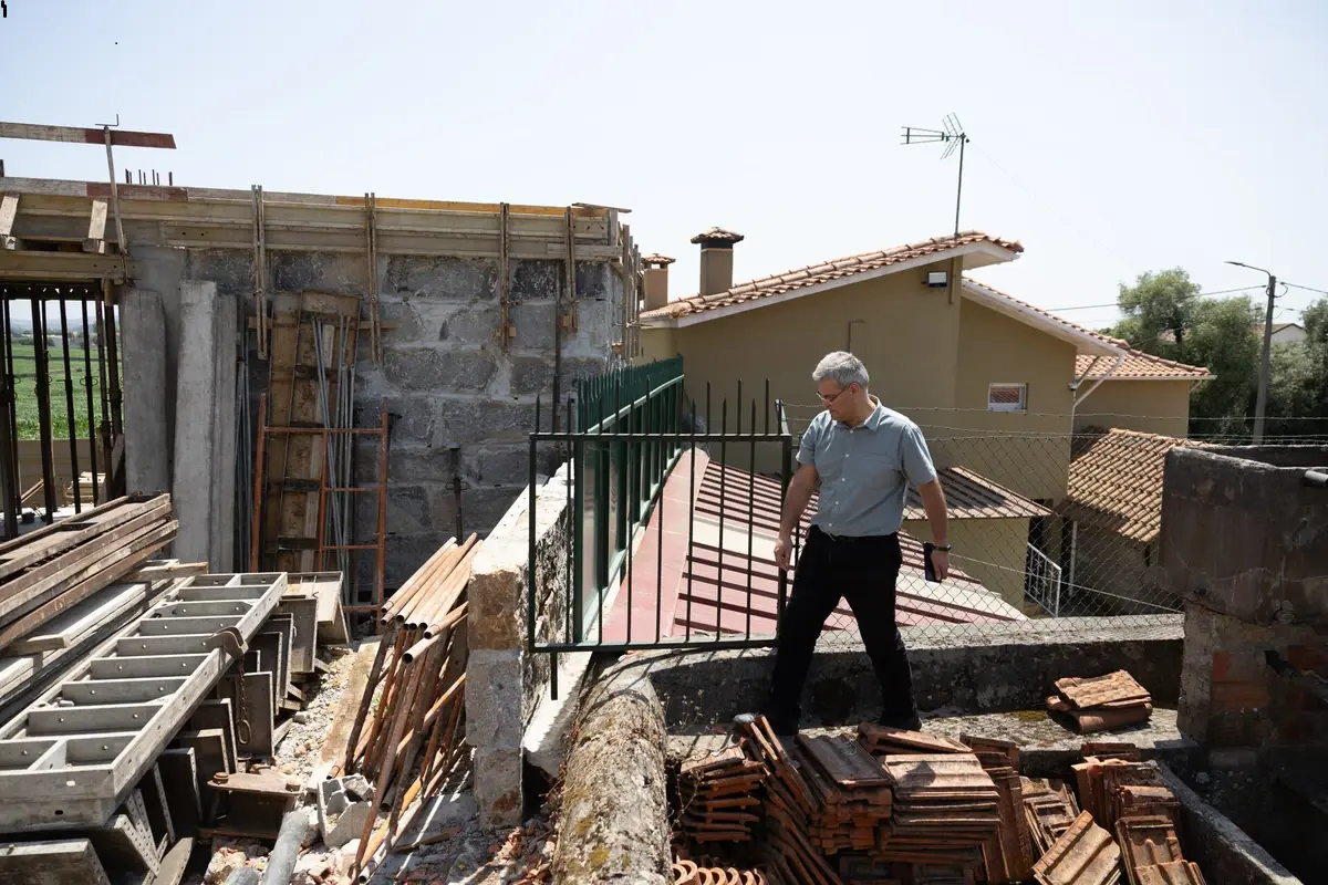 Filho do casal mostra serração que está a ser construída a 50 centímetros da habitação