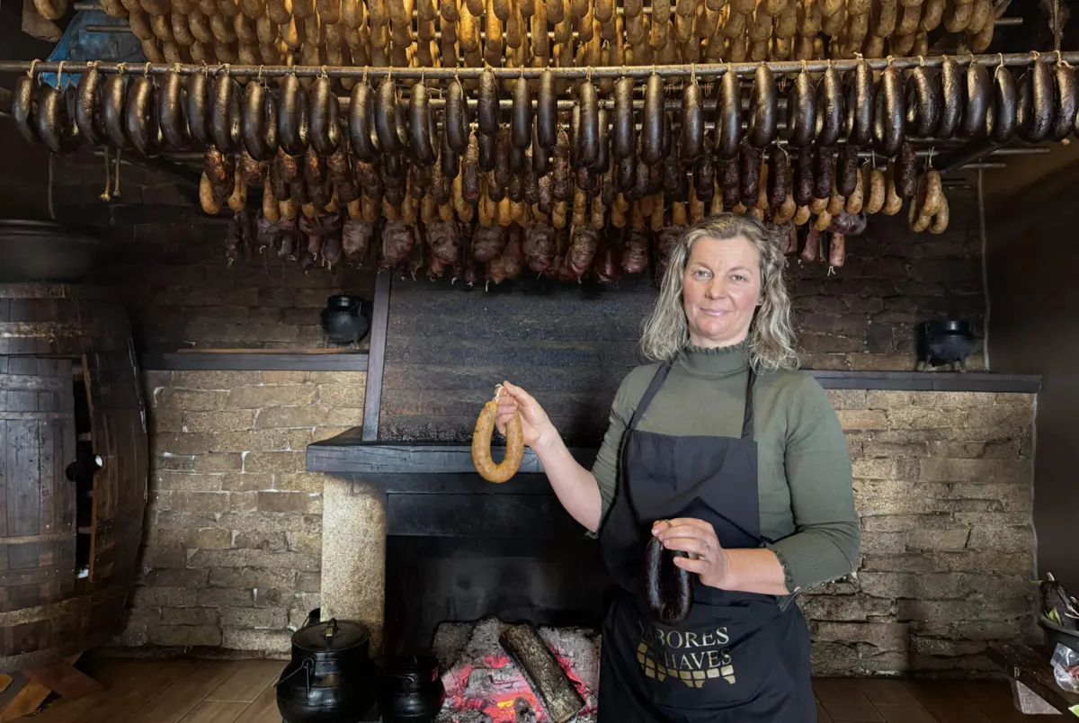 Elisabete Madeira trabalha como contabilista e faz fumeiro no inverno