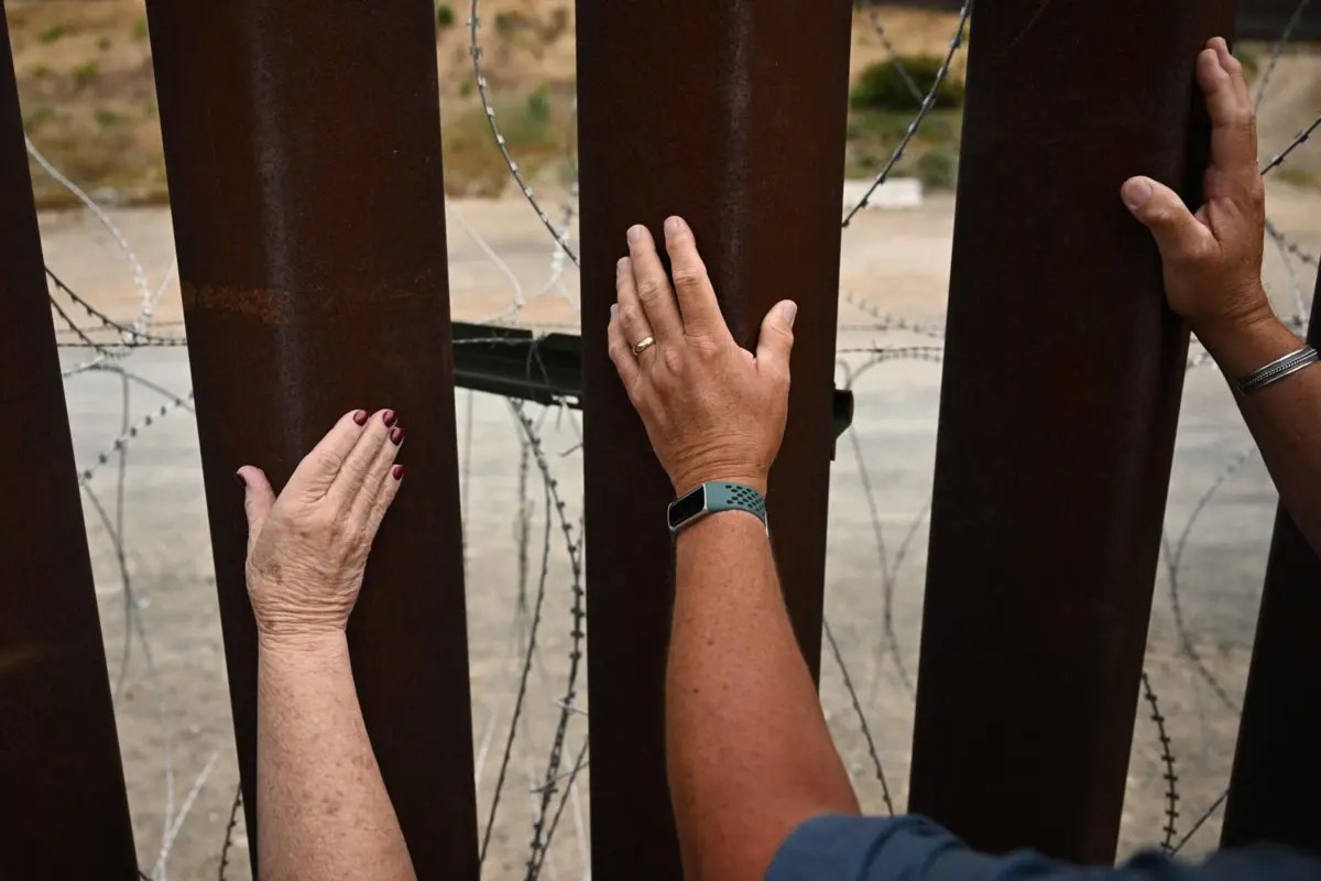 Imagem de contexto do artigo EUA encerram fronteira sul após relatos de parasita carnívoro mais a norte no México