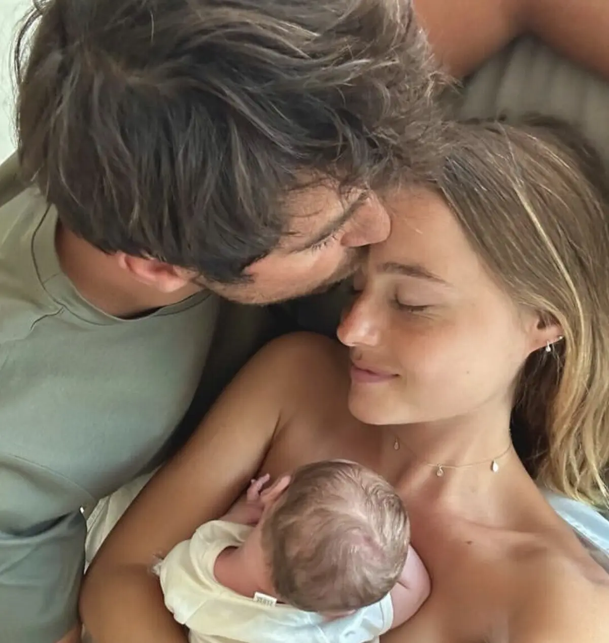 Imagem de contexto do artigo Kelly Bailey e Lourenço Ortigão já são pais de Vicente