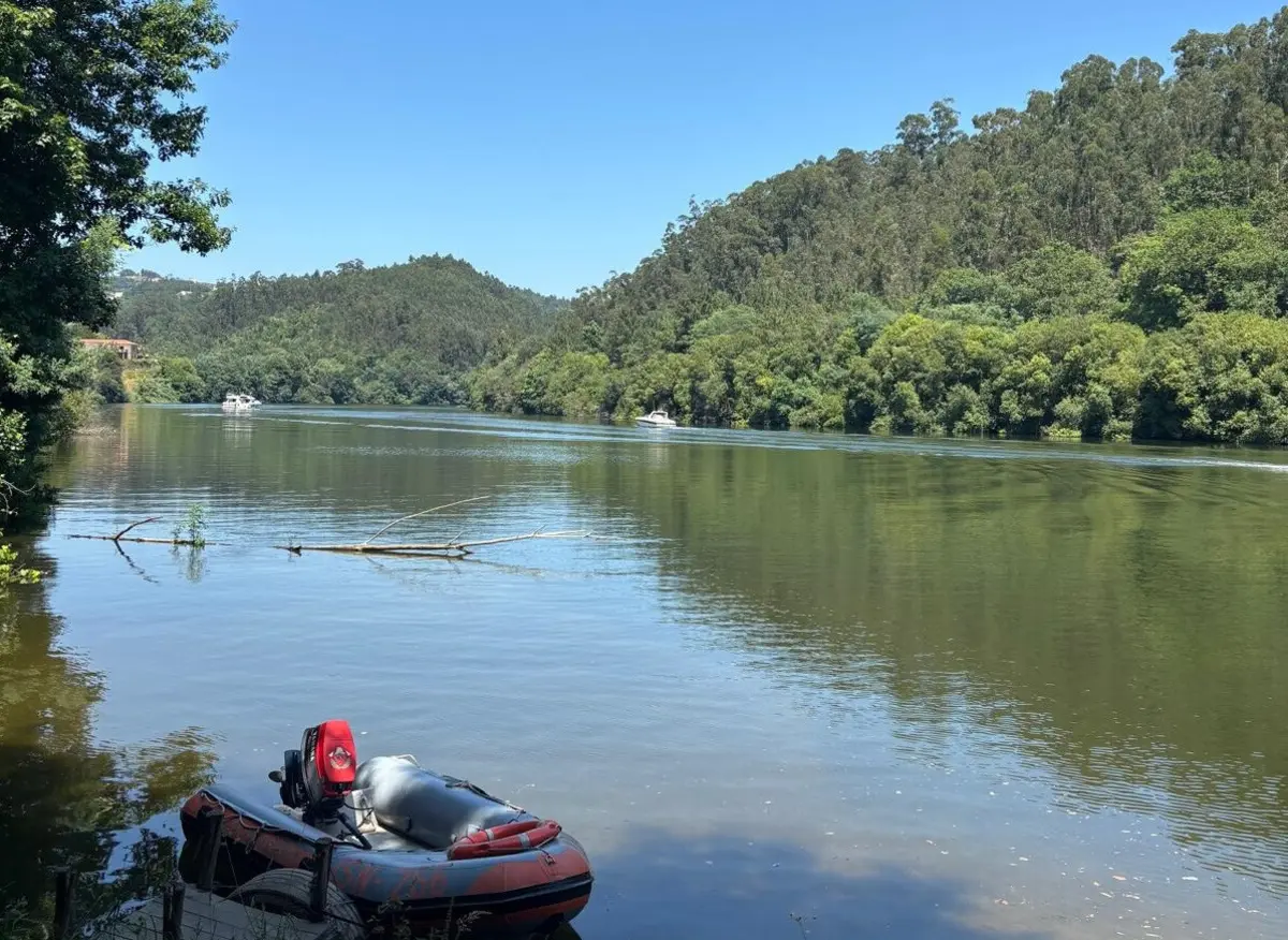 O corpo foi avistado por populares cerca das 13.45 horas