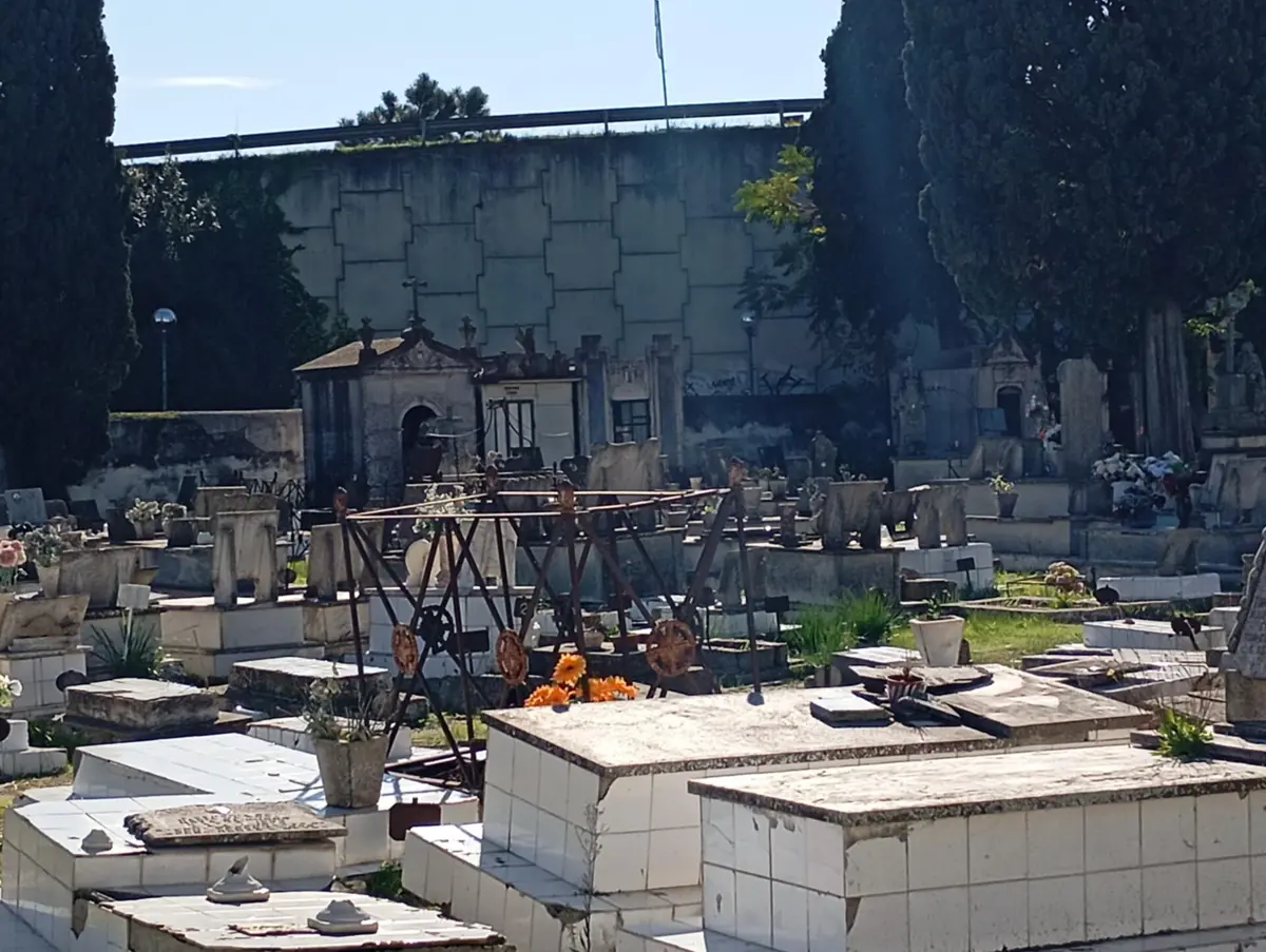 Há suspeita de profanação de cadáveres, visto que algumas campas estavam abertas e os cadáveres mutilados