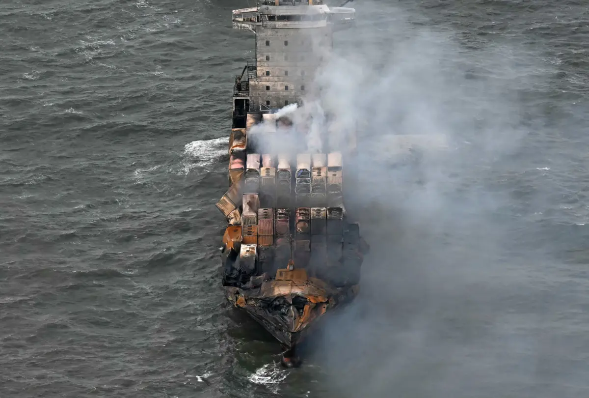 Navio de pavilhão português ardeu após o embate