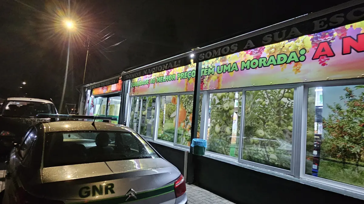 Bombeiros e autoridades estão no local