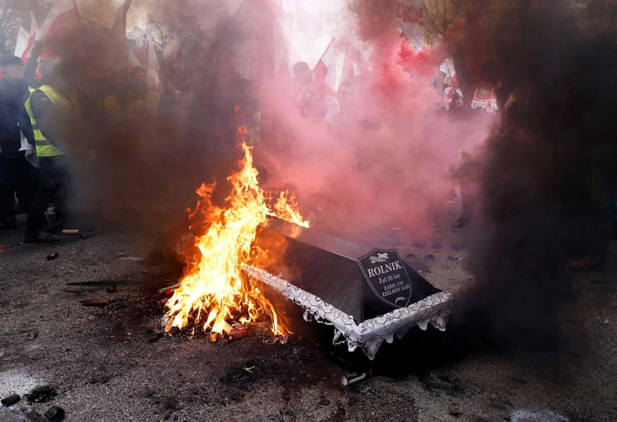 Agricultores acenderam fogueiras e lançaram foguetes e bombas de fumo