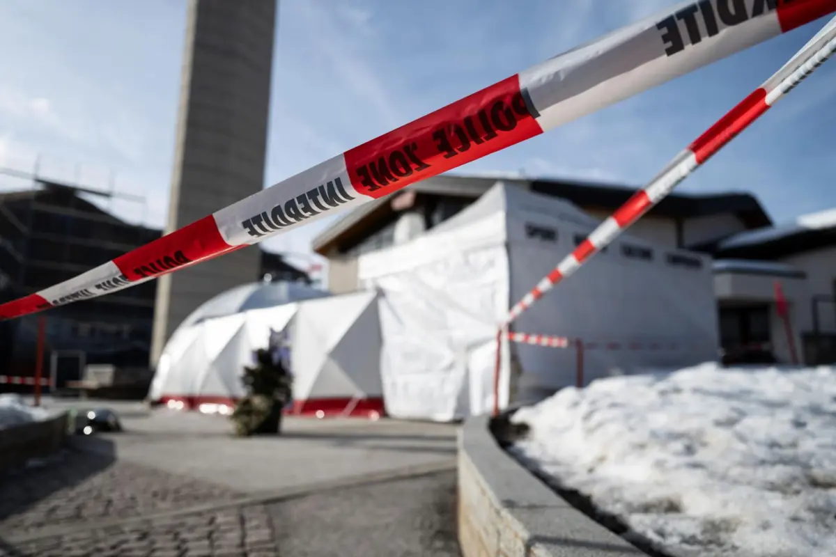 Área ao redor do bar Le Constellation, na estância de esqui de Crans-Montana, foi isolada pela Polícia suíça
