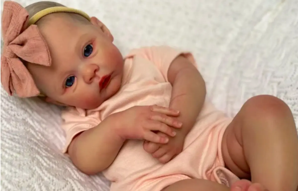 Imagem de contexto do artigo 'Bebés reborn'. Causas e perigos de se ser mãe de um boneco, segundo especialista
