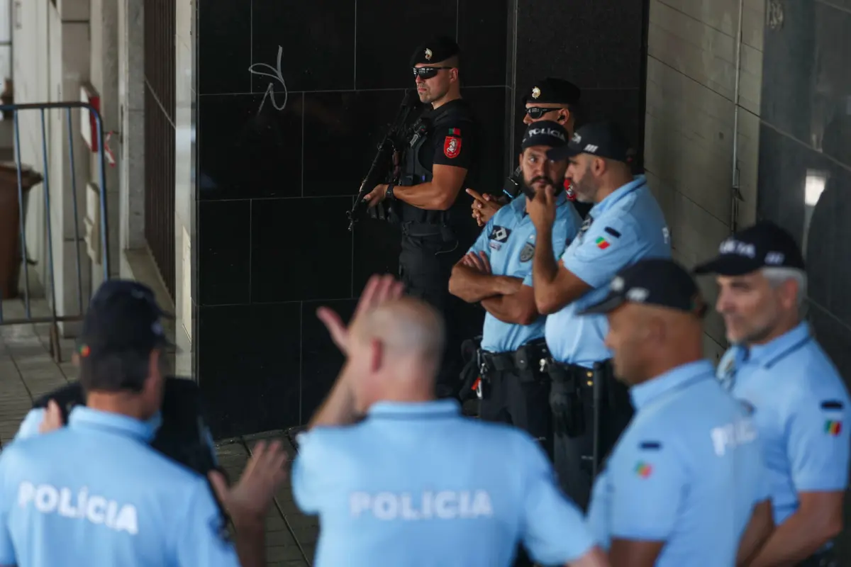 Aparato policial junto ao Tribunal de Instrução Criminal do Porto