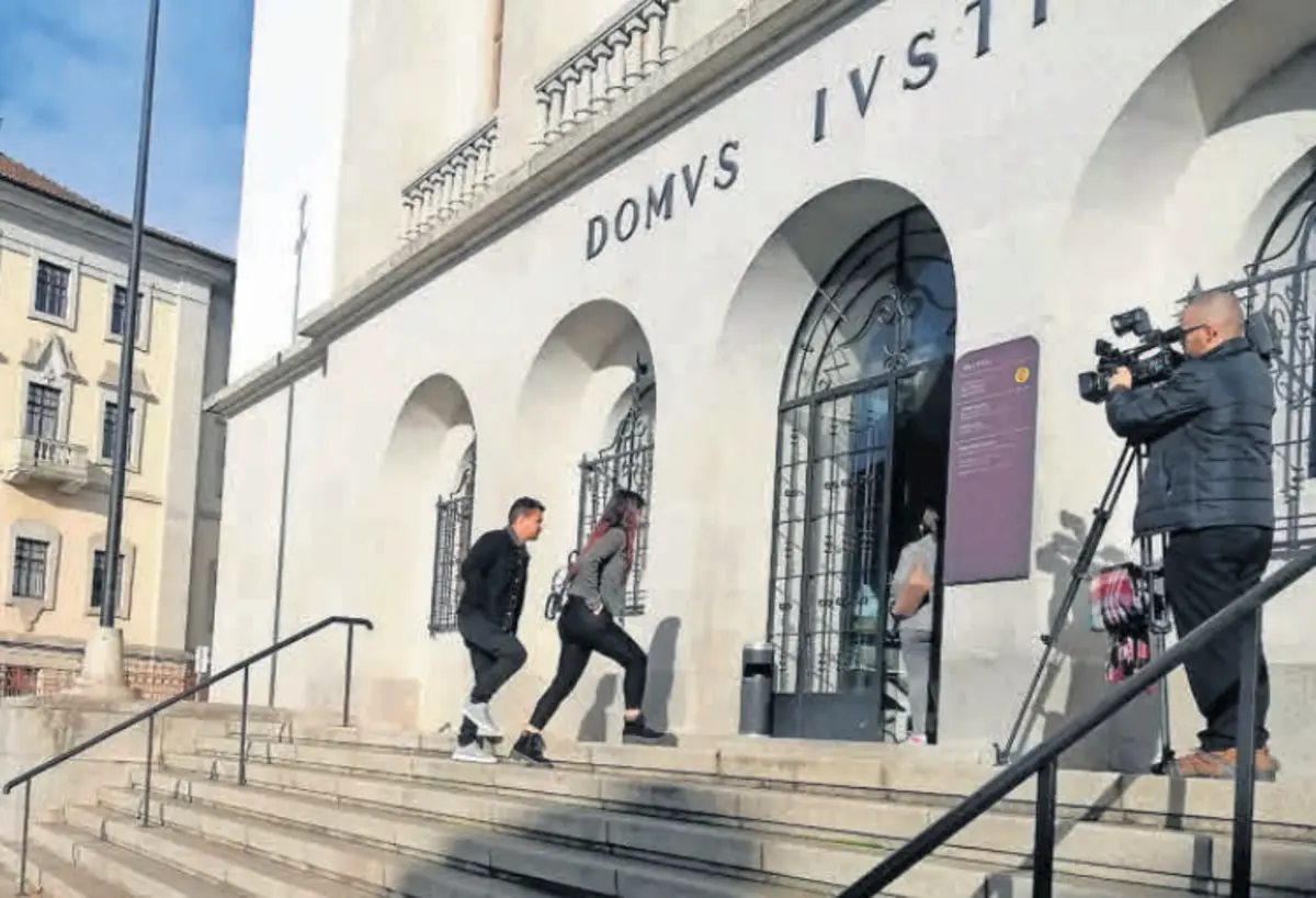 Casal à entrada do tribunal de Vila Real em janeiro