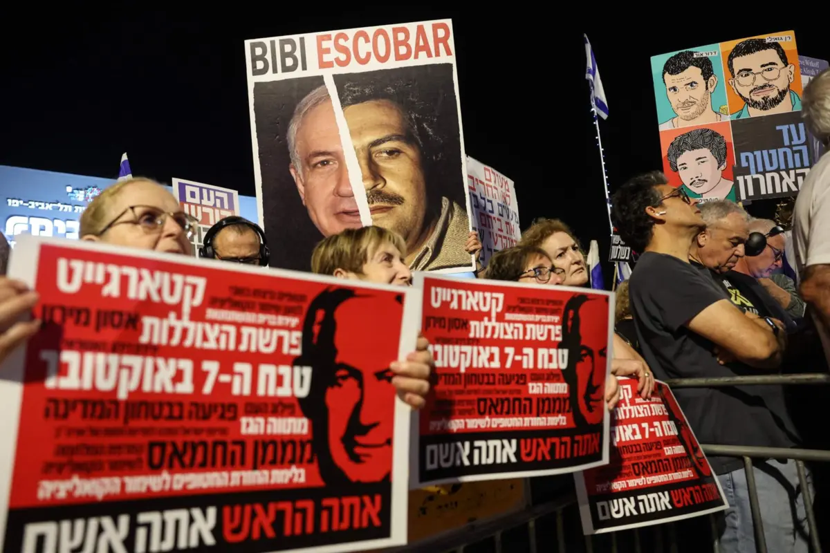 Manifestantes israelitas contrários ao primeiro-ministro Benjamin Netanyahu, que poderá deixar cargo num cenário favorável à Oposição