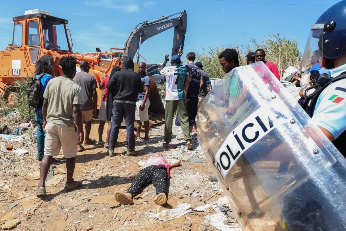 Imagem de contexto do artigo "Vão ter de matar pessoas". Moradores de bairro em Loures em tensão com a polícia para impedir demolições