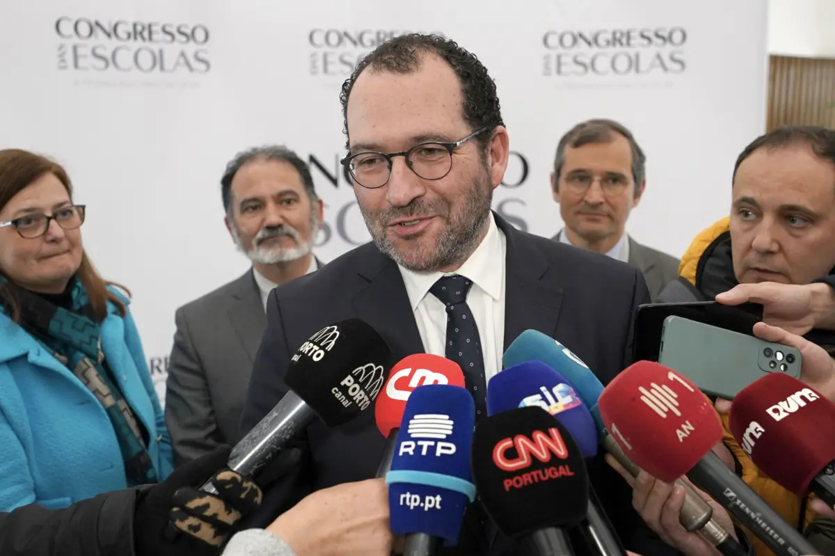 "Não se trata de um flic-flac", frisa João Costa aos jornalistas