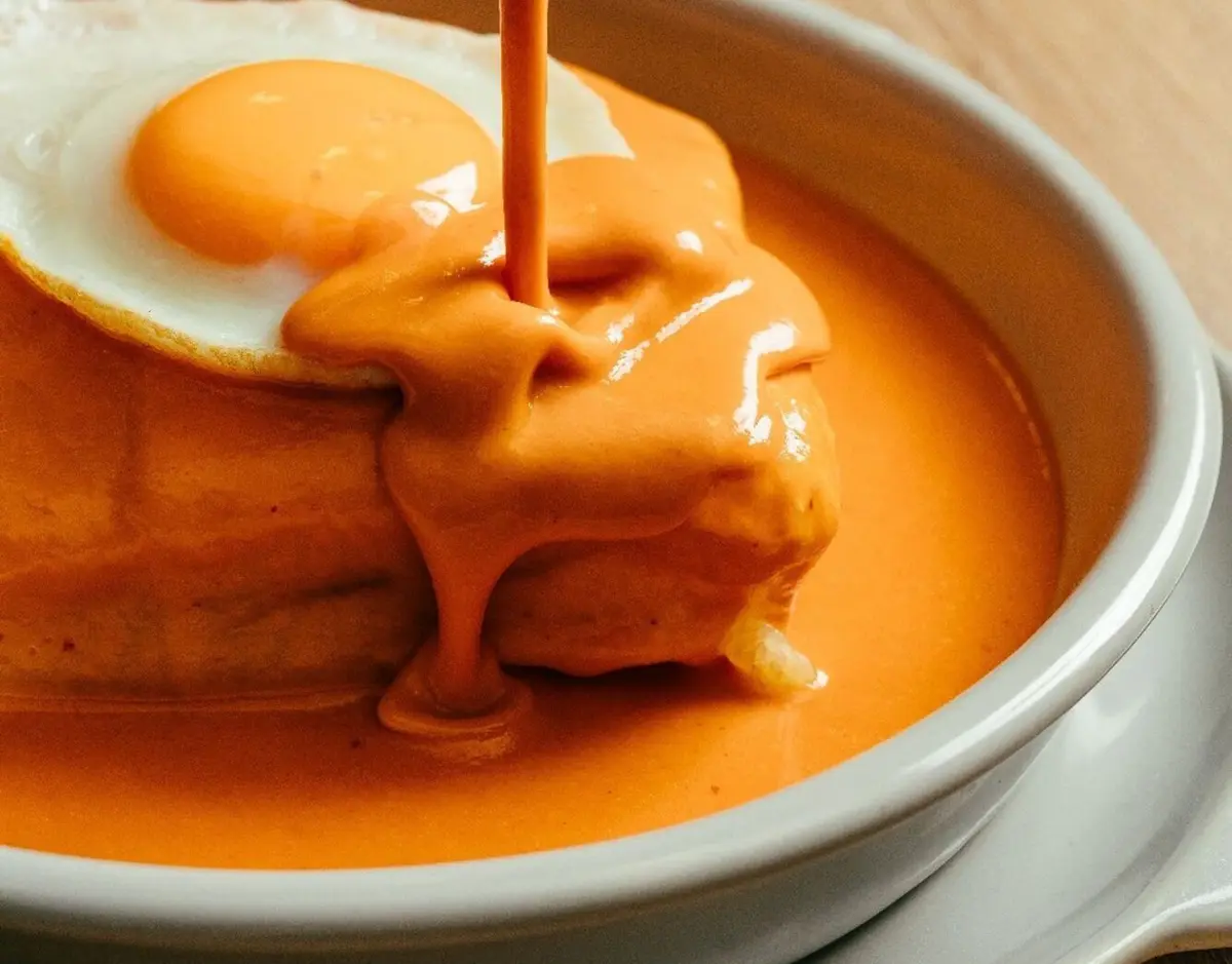 A francesinha à moda de Braga é o produto estrela do Camada.