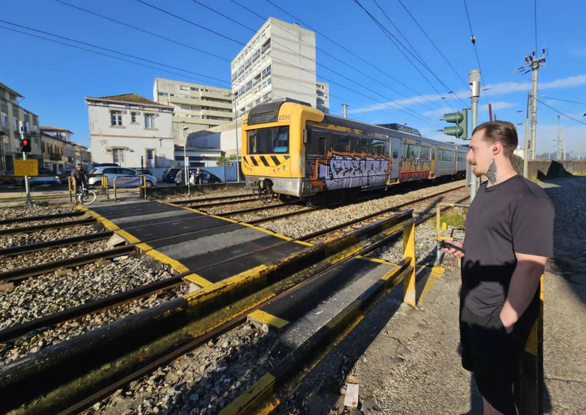 Xavier Santos recusa atravessar a linha quando o semáforo está vermelho